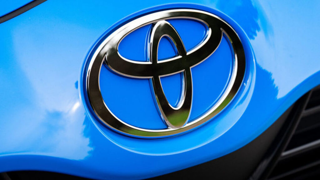 логотип Toyota