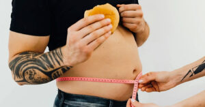 Вчені вирахували найнебезпечніший вік для набору ваги