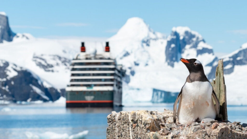 лайнер в Антарктиді