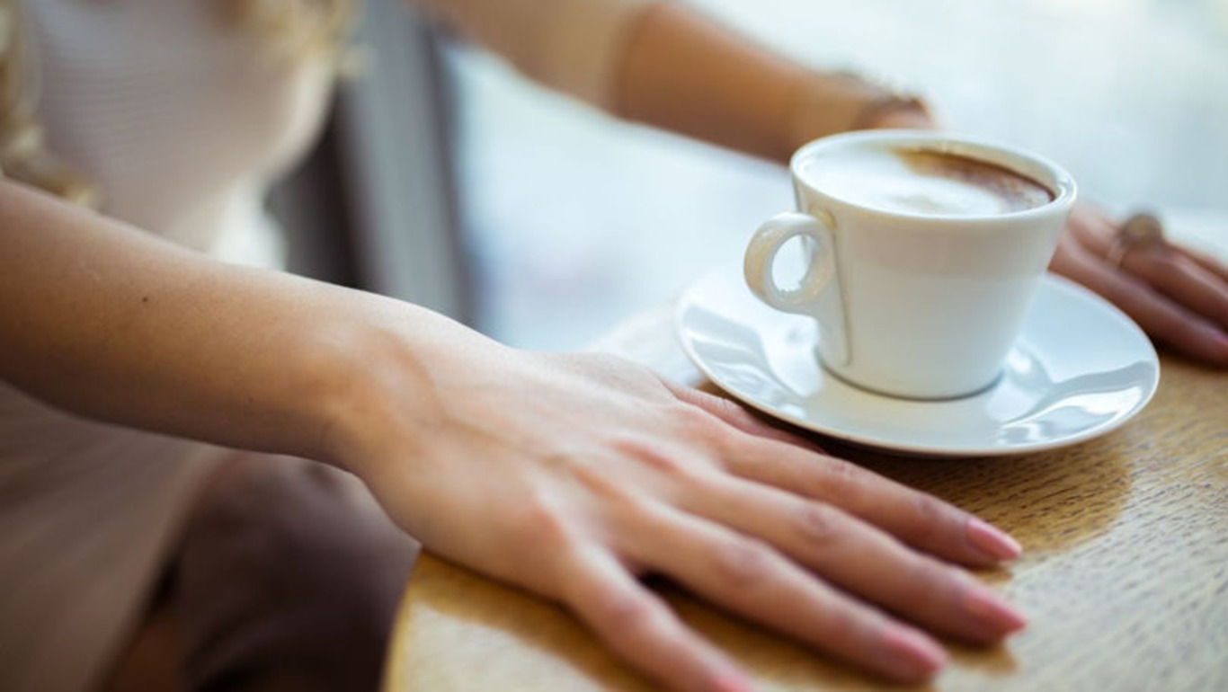 жінка за чашкою кави