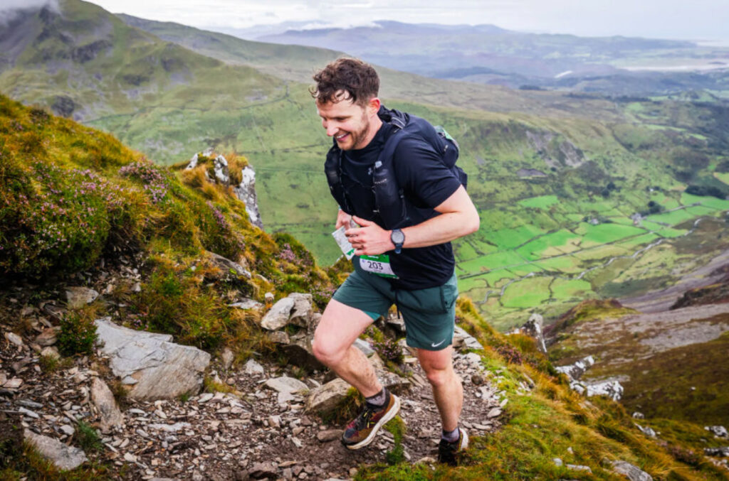 чоловік бігає в горах