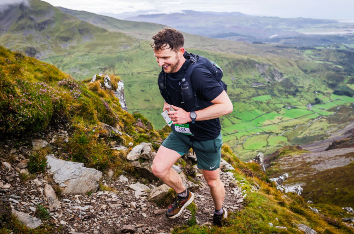 чоловік бігає в горах