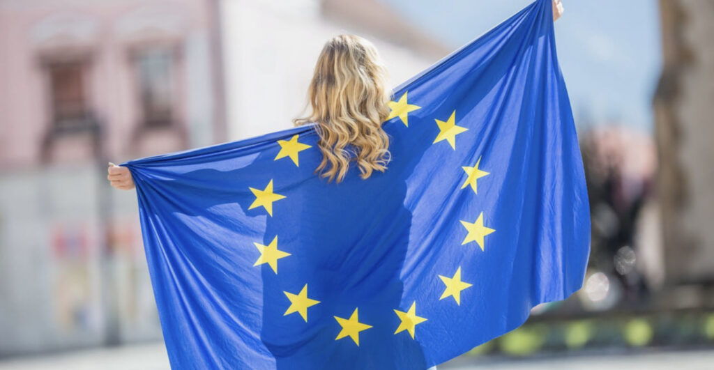 жінка із прапором ЄС