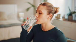 Лікарі: Правило “8 склянок води на день” не є універсальним