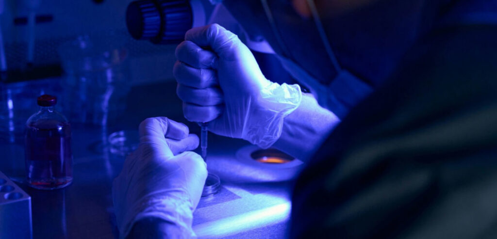 людина в лабораторії