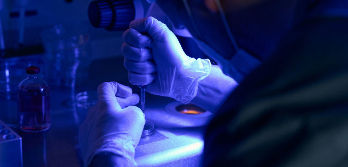 людина в лабораторії