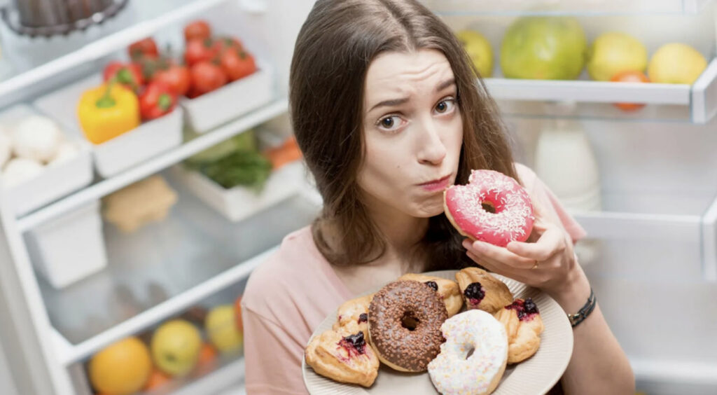 дівчина їсть солодке