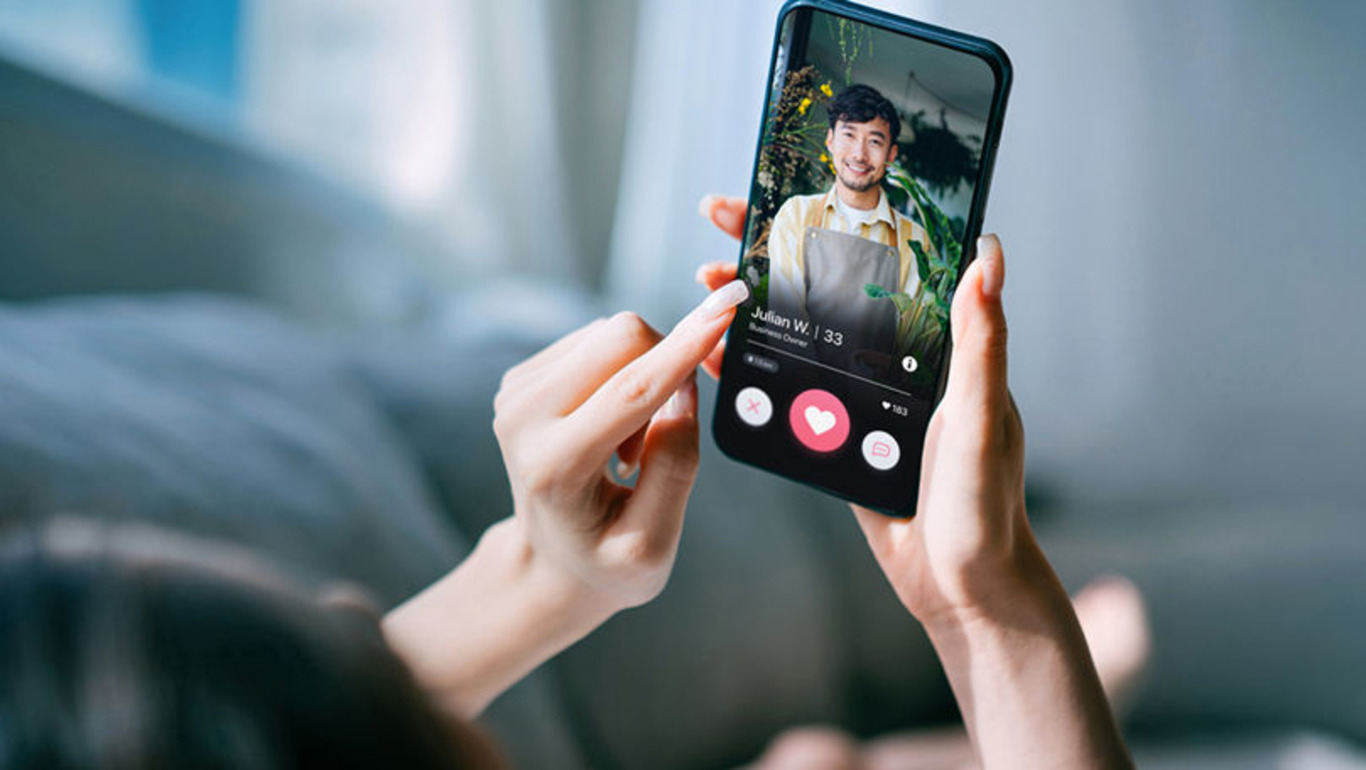 жінка зі смартфоном