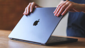 Apple відклала випуск MacBook Pro із сенсорним екраном через дефіцит пам’яті