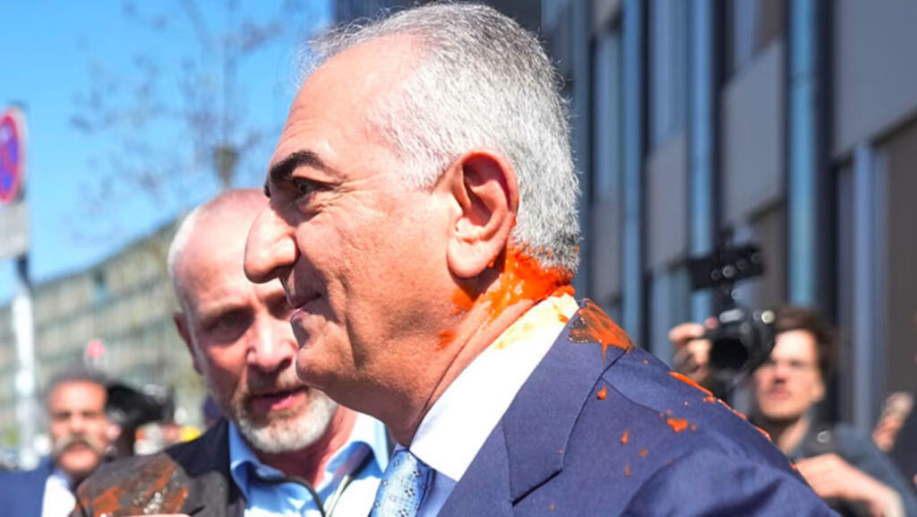 принц Ірану облитий кетчупом