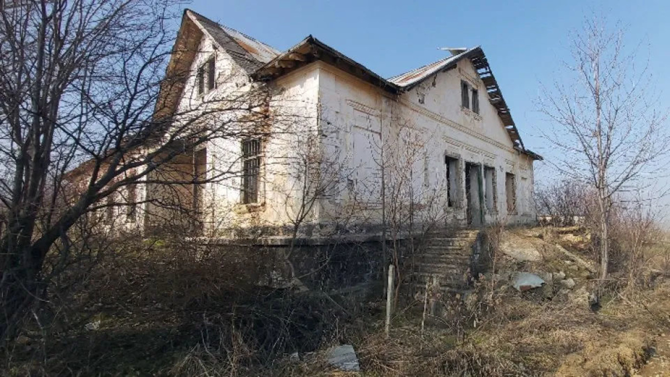 кинутий будинок