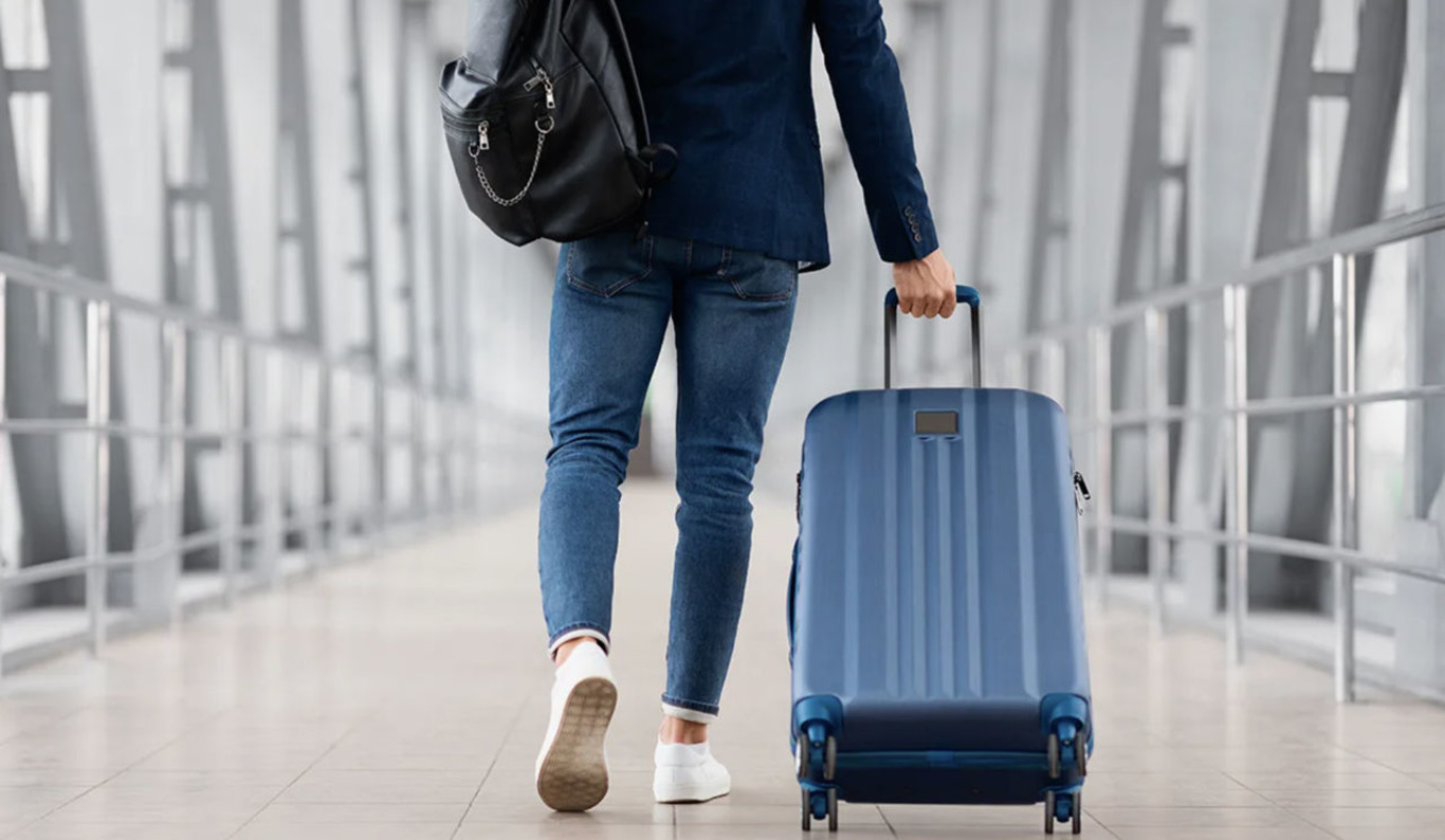 чоловік із валізою