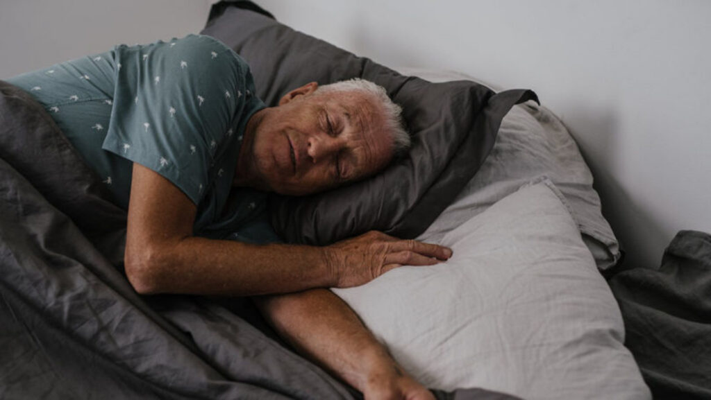 чоловік спить