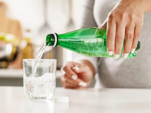 Вчені: Солодка газована вода  без цукру бадьорить не гірше за каву