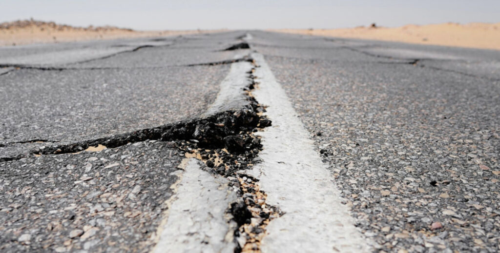 розколотий асфальт