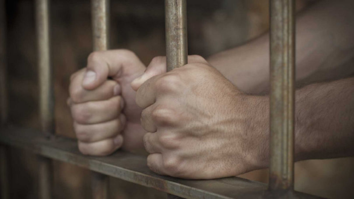 чоловік за гратами