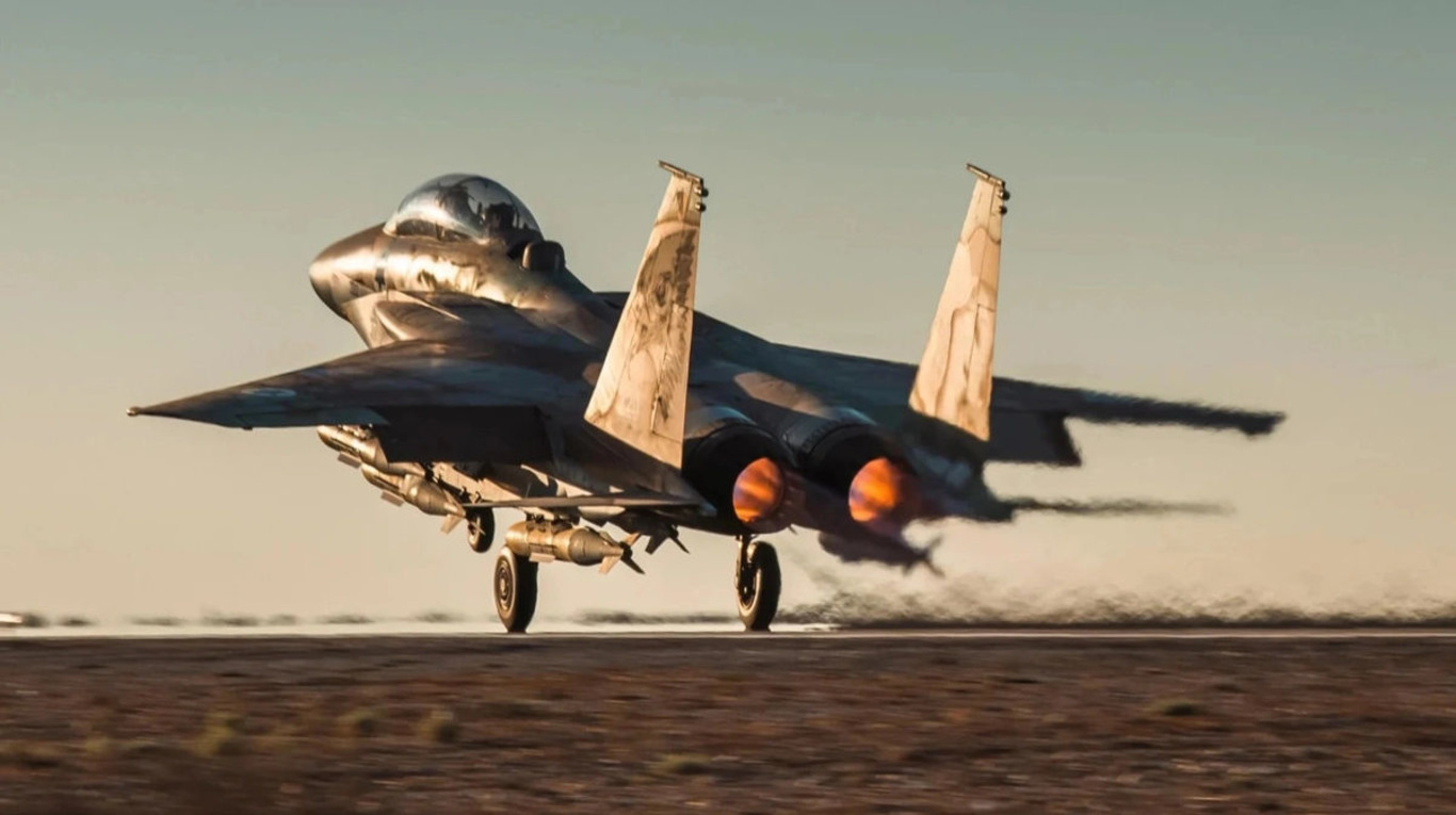 військовий літак