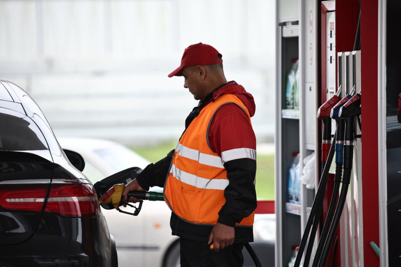 заправщик на АЗС