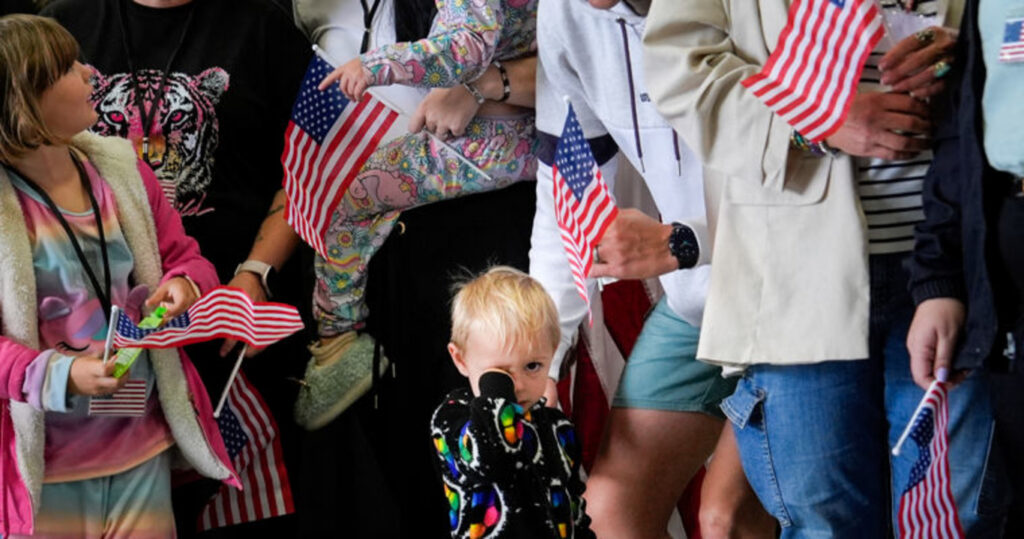 люди із прапорами США