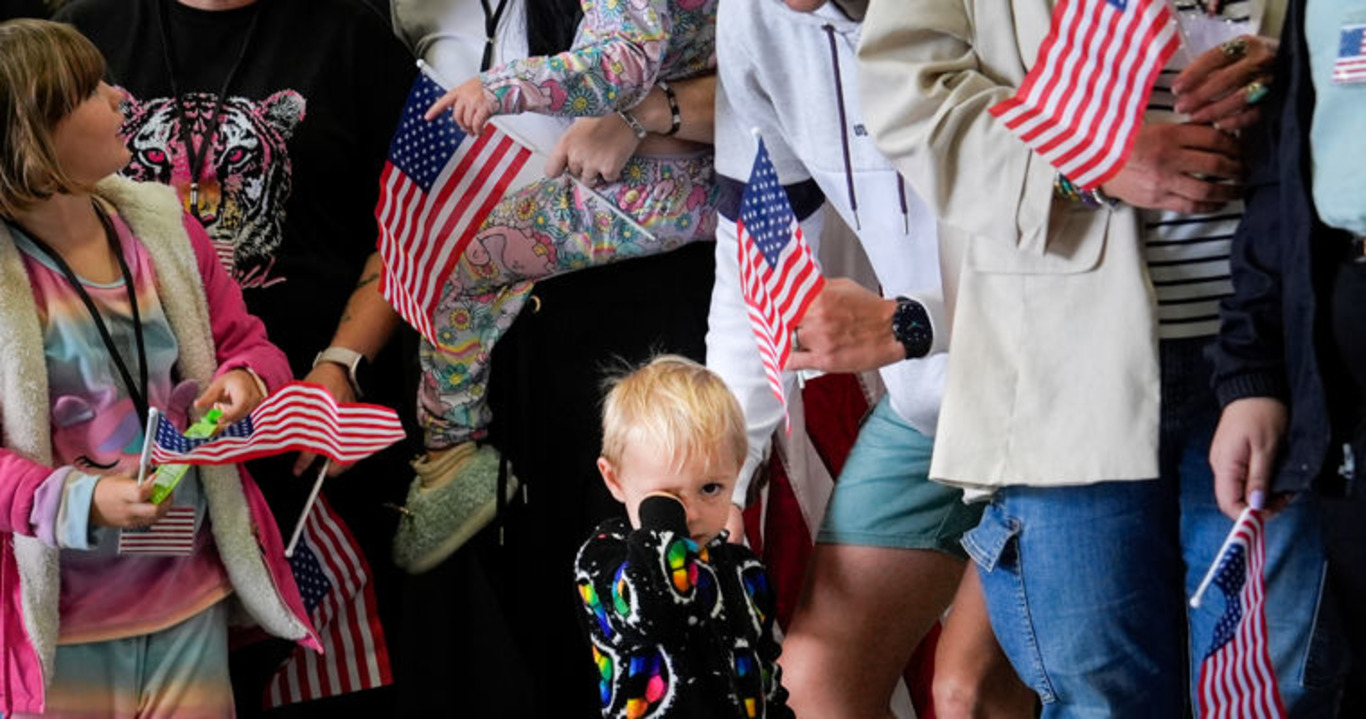 люди із прапорами США
