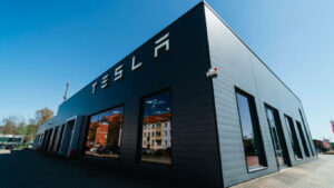 Tesla запустила виробництво вантажівки Semi через вісім років після анонсу