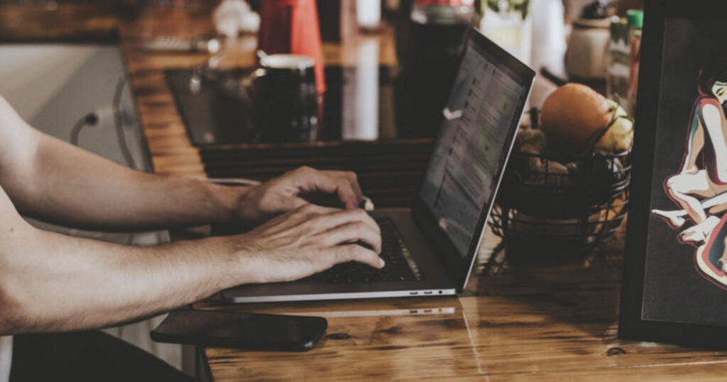 людина за ноутбуком
