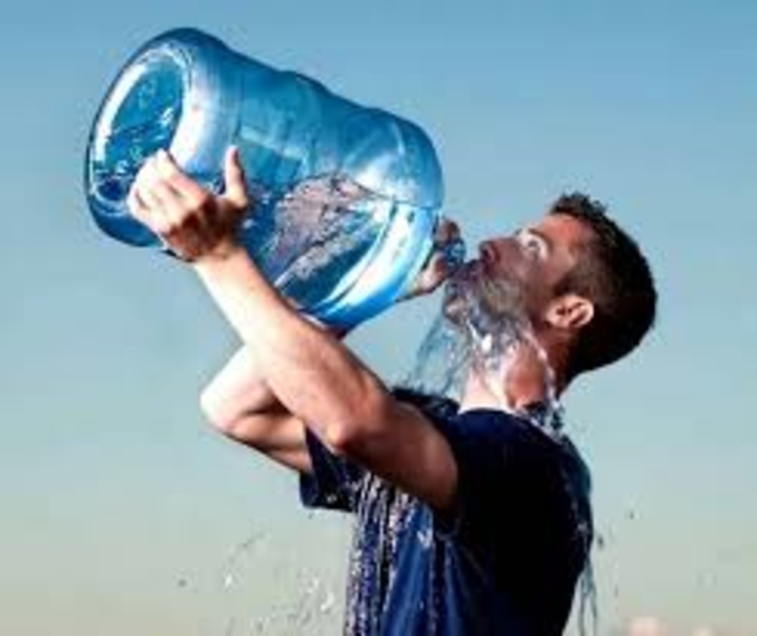 чоловік п'є воду з пляшки