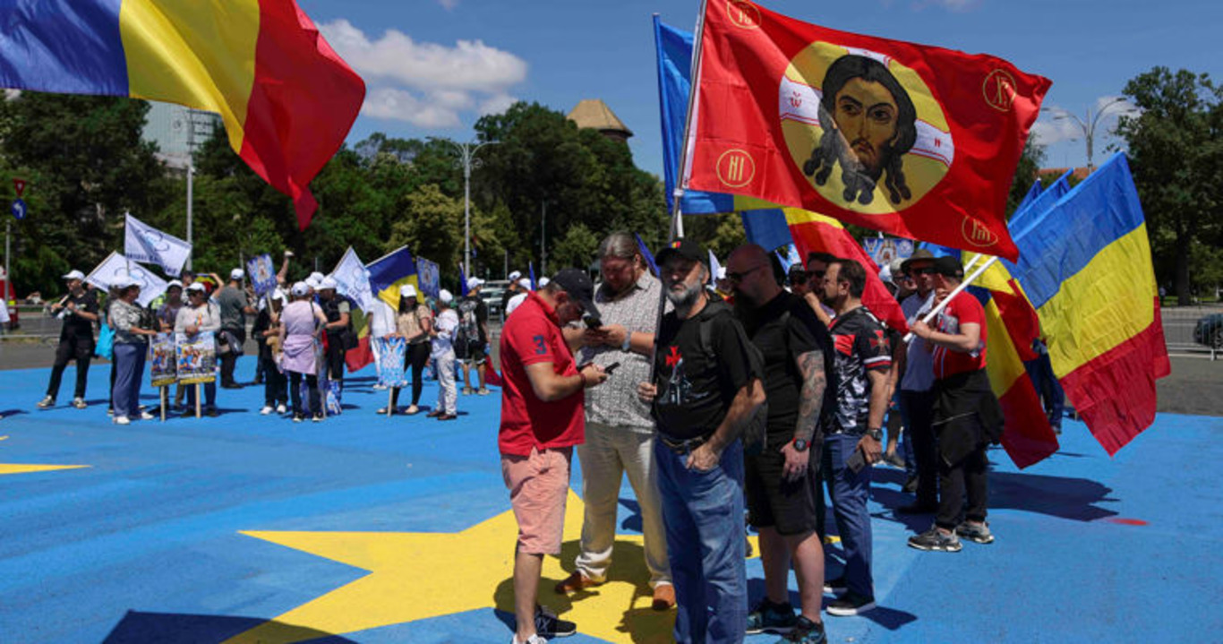 мітинг із прапорами Румунії