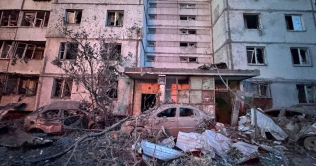 пошкоджений будинок внаслідок ракетної атаки