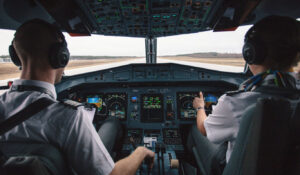 Пілот британської авіакомпанії Ravenair «написав» у небі: «Мені нудно»