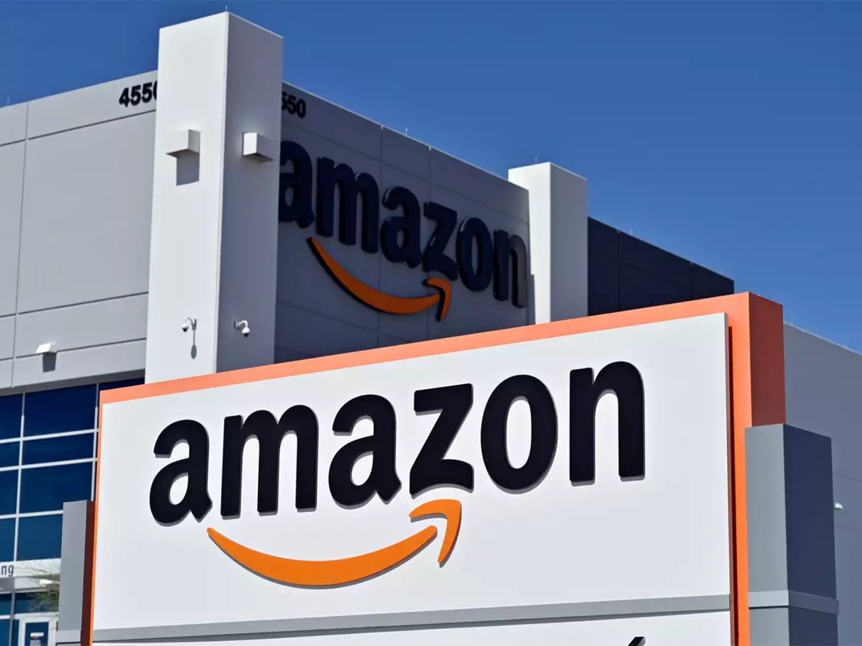 будівля із логотипом Amazon
