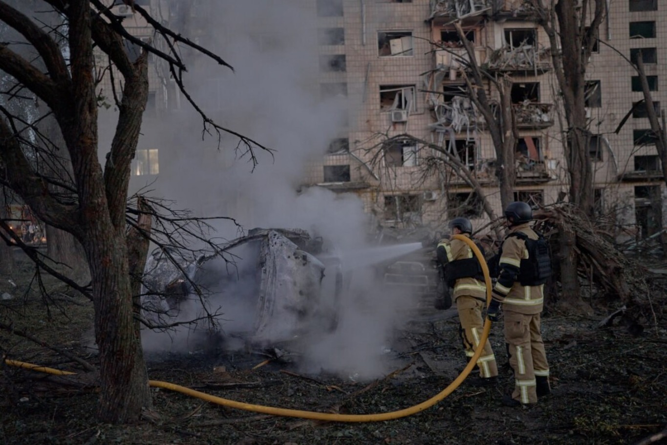 пощкоджений будинок у Києві внаслідок ракетної атаки