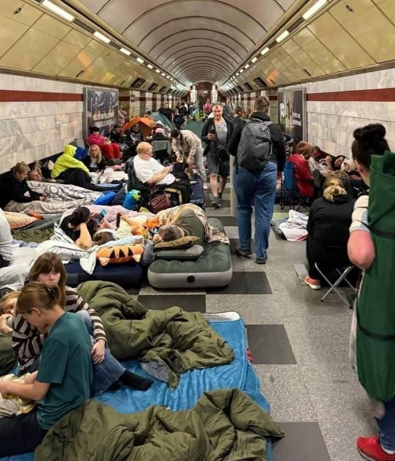 люди на станції метро у Києві