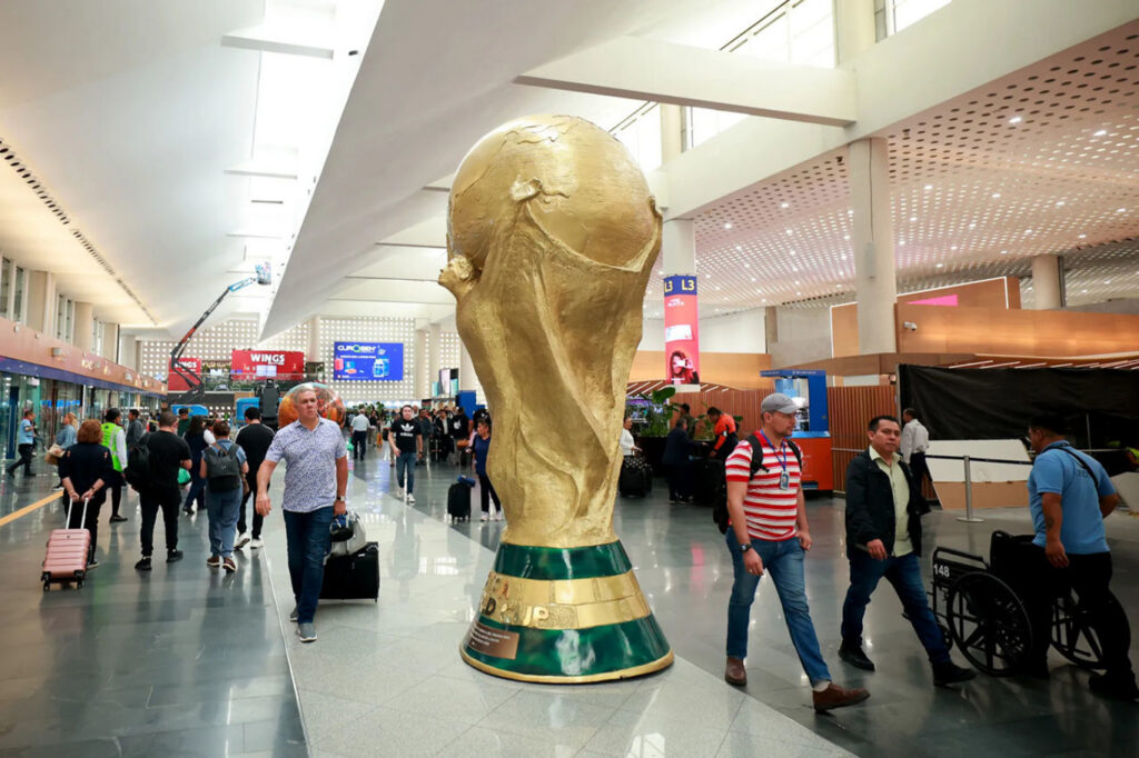 статуетка кубку чемпіонату з футболу