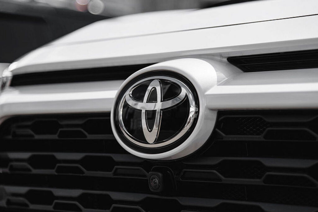 логотип Toyota