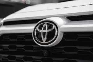 NHTSA оголосила про відкликання понад 528 тисяч автомобілів Tesla та Toyota в США