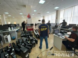 В Україні ліквідували 94 шахрайські кол-центри з мільйонними прибутками та вилучили елітний автопарк