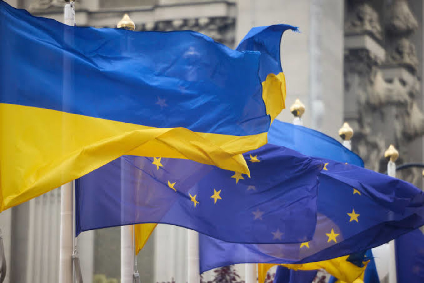 прапори України та ЄС