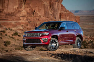 У США компанія Jeep оголосила про відкликання декількох моделей позашляховиків