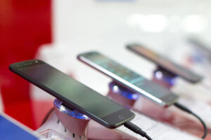 Світові продажі смартфонів упали до найнижчого рівня з 2012 року — Apple і Samsung нарост частки