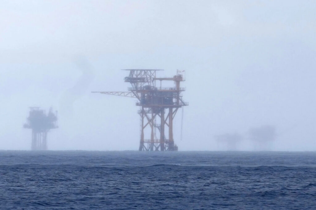 нафтовидобувальни вежі у морі