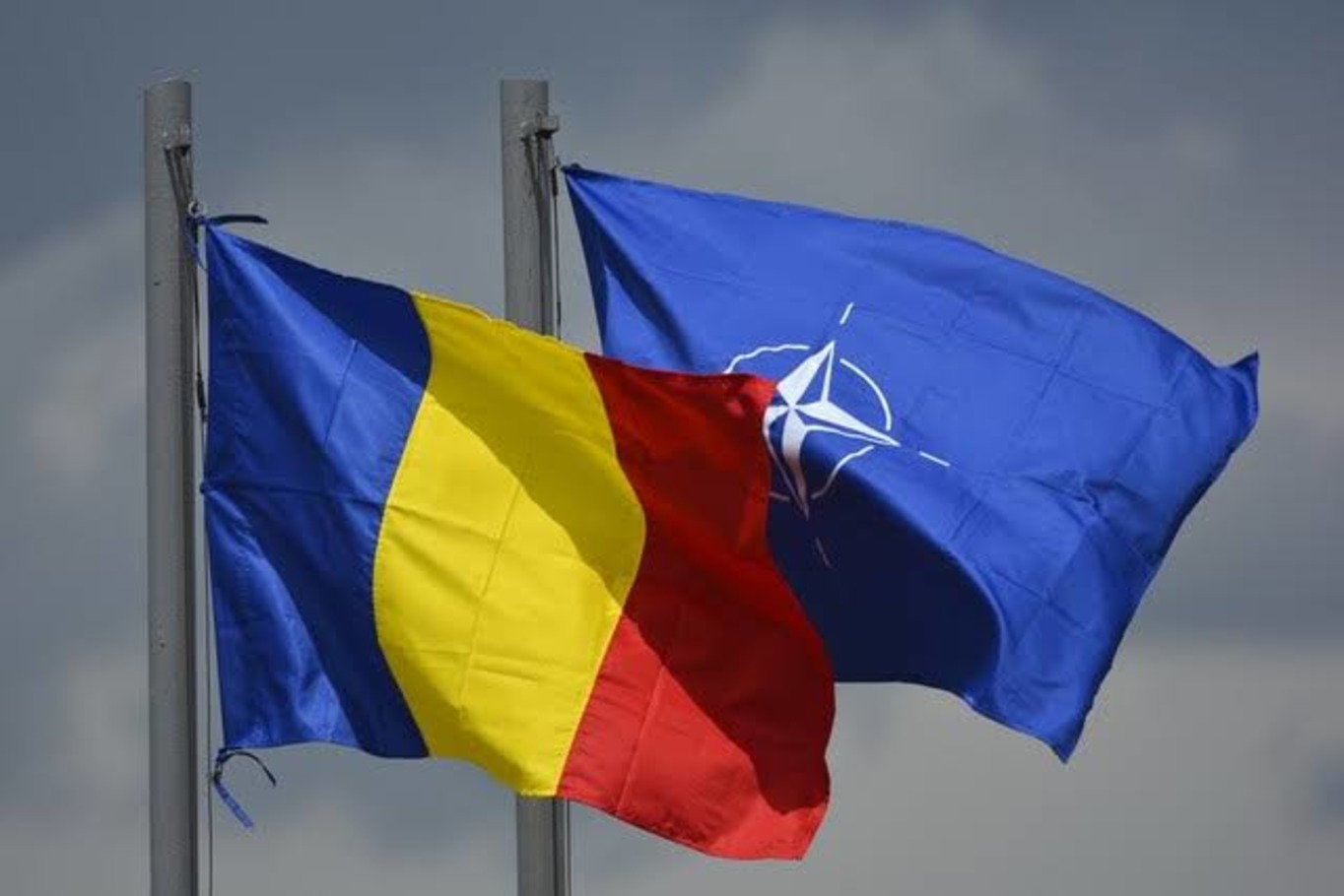прапори Румунії та НАТО